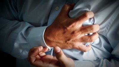 Ударили в сердце кулаком