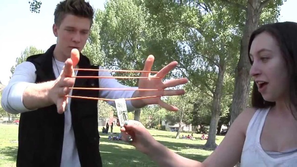 Фокусы с резинкой на пальцах. Обучение