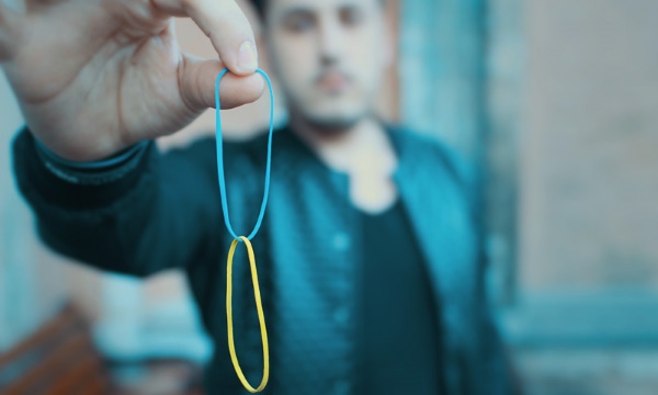 Фокусы с резинкой на пальцах. Обучение