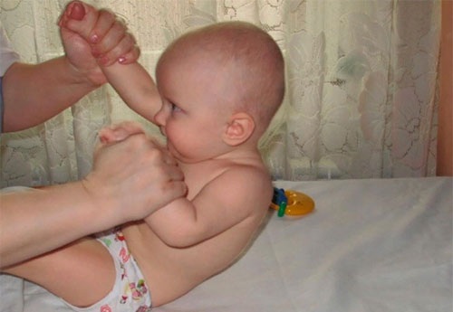 Гипертонус мышц у грудничков. Что это, симптомы и лечение, массаж ног, лица, шеи, спины