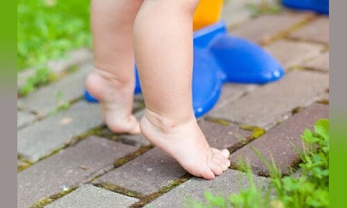 Гипертонус мышц у грудничков. Что это, симптомы и лечение, массаж ног, лица, шеи, спины