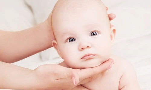 Гипертонус мышц у грудничков. Что это, симптомы и лечение, массаж ног, лица, шеи, спины