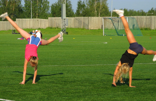 Как делать колесо для начинающих детей. Гимнастика дома