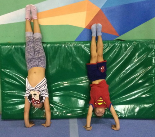 Как делать колесо для начинающих детей. Гимнастика дома