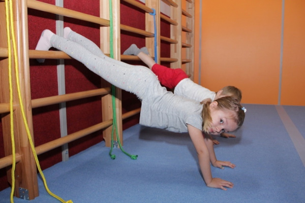 Как делать колесо для начинающих детей. Гимнастика дома