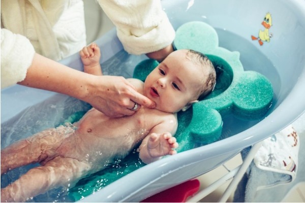 Как купать ребенка новорожденного, правильно в первый раз, в ванночке, как часто, травы