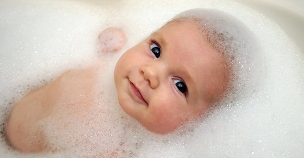 Как купать ребенка новорожденного, правильно в первый раз, в ванночке, как часто, травы