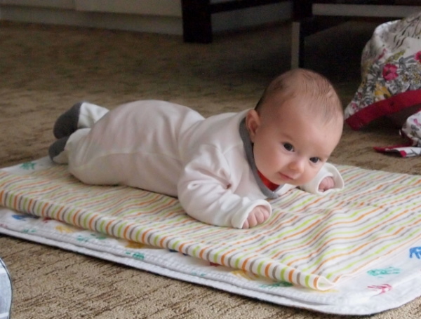 Как научить ребенка ползать в 5-9 месяцев на четвереньках, коленках, по-пластунски