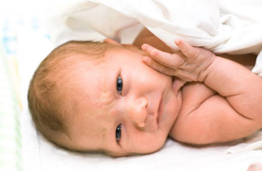 Как почистить нос новорожденному. Капли, физраствор, чем промывать, если заложен