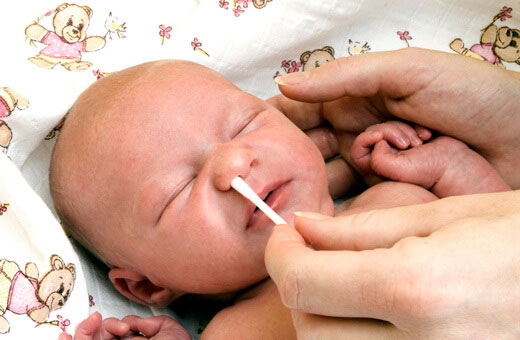 Как почистить нос новорожденному. Капли, физраствор, чем промывать, если заложен