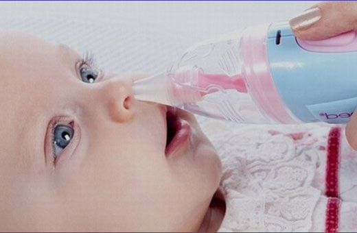 Как почистить нос новорожденному. Капли, физраствор, чем промывать, если заложен