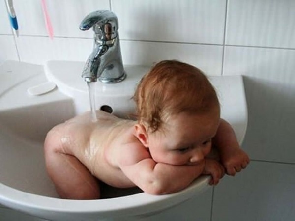 Как подмывать новорожденного мальчика, девочку в несколько месяцев, 2-5 лет
