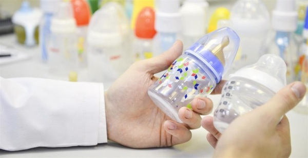 Как правильно кормить новорожденного из бутылочки, чтобы не захлебывался, не срыгивал, позы