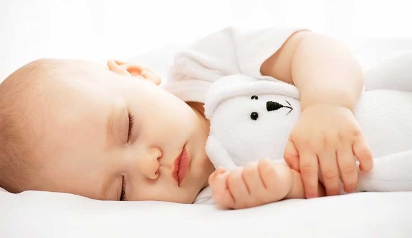 Как правильно кормить новорожденного из бутылочки, чтобы не захлебывался, не срыгивал, позы