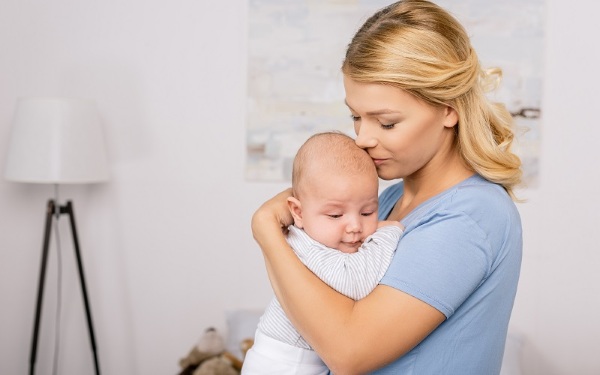 Как правильно кормить новорожденного из бутылочки, чтобы не захлебывался, не срыгивал, позы