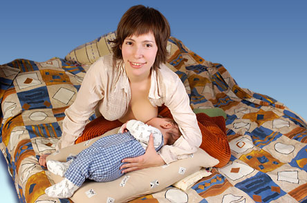 Как правильно прикладывать ребенка к груди при кормлении. Видео, фото, как научиться