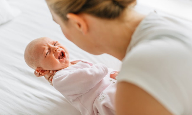 Как успокоить новорожденного ребенка, когда он плачет
