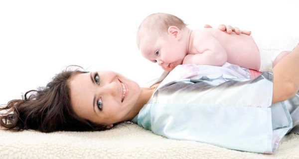 Как правильно выкладывать новорожденного на животик перед кормлением, при коликах