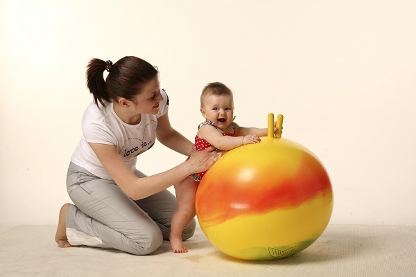 Когда дети начинают ползать, сидеть и вставать. Таблица норм по возрасту