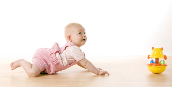 Когда дети начинают ползать, сидеть и вставать. Таблица норм по возрасту