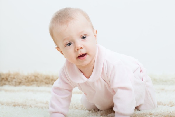 Когда дети начинают ползать, сидеть и вставать. Таблица норм по возрасту