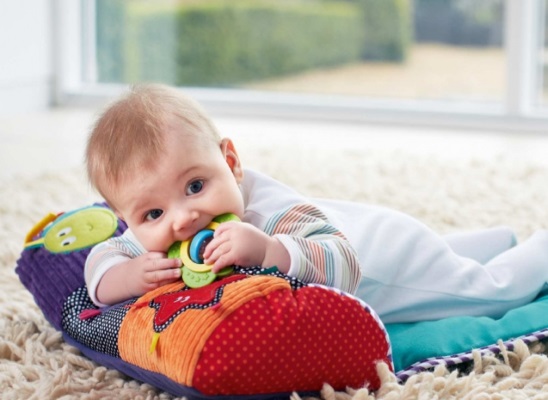 Когда дети начинают ползать, сидеть и вставать. Таблица норм по возрасту