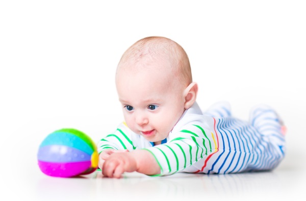 Когда дети начинают ползать, сидеть и вставать. Таблица норм по возрасту