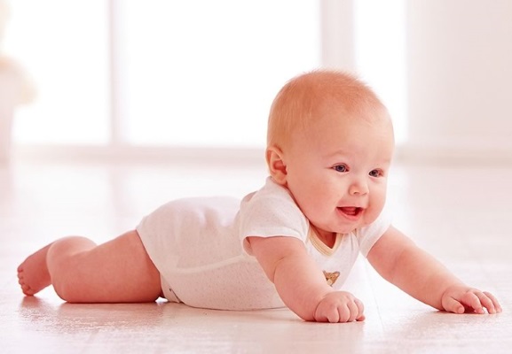 Когда дети начинают ползать, сидеть и вставать. Таблица норм по возрасту