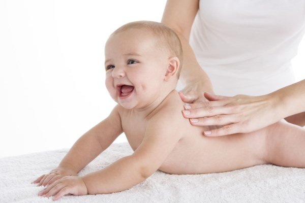 Когда ребенок начинает держать голову