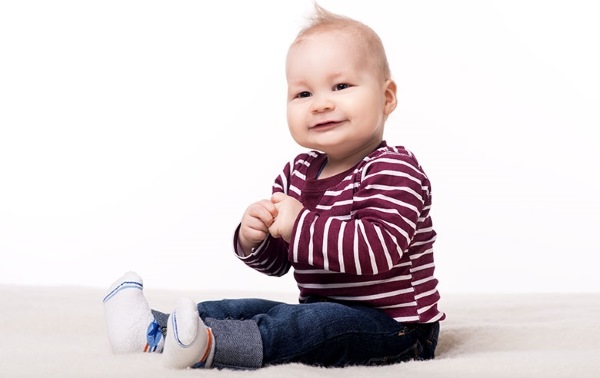 Когда ребенок начинает сидеть: во сколько мальчики, девочки, со скольки месяцев. Как научить ребенка сидеть. Упражнения, советы Комаровского, врачей