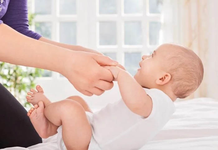 Когда сажать ребенка, возраст, во сколько месяцев присаживать