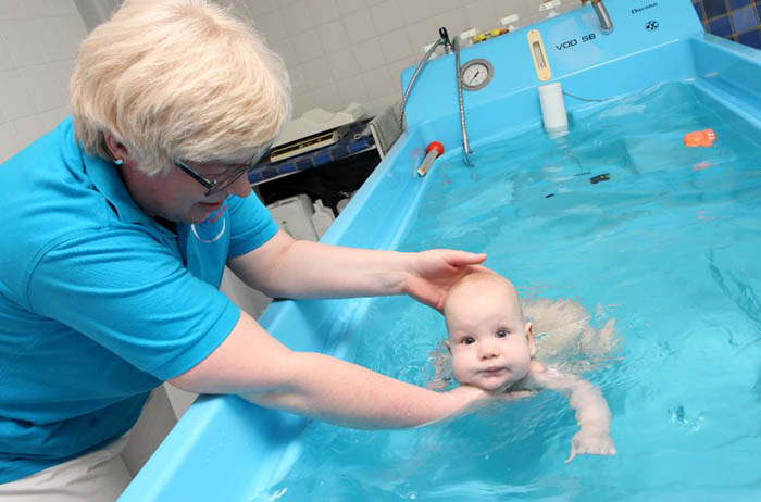 Когда сажать ребенка, возраст, во сколько месяцев присаживать