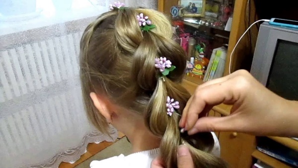 Косичка из хвостиков с резинками пошагово с фото
