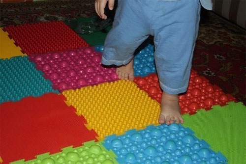 Коврик для детей: развивающий, ортопедический, массажный, гимнастический, мягкий для ползания. Какие бывают, какой выбрать