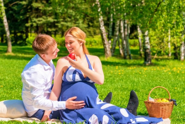 Красивые беременные девушки. Фото с мужем, парнем, ребенком, животик. Фотосессии на природе, море, идеи в домашних условиях