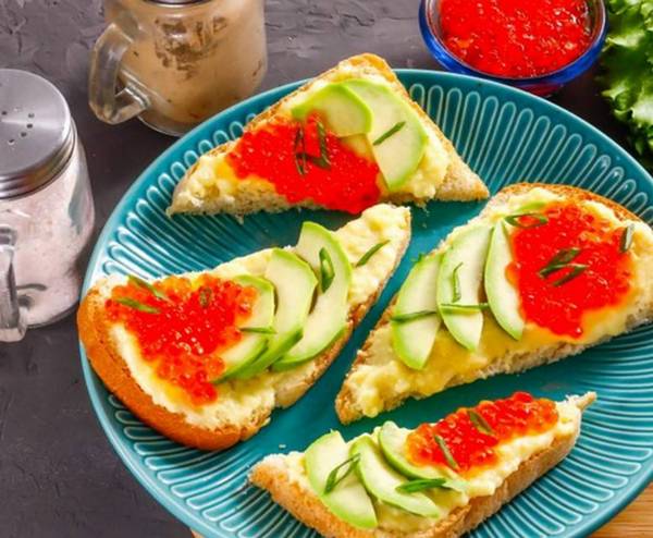 Можно ли красную икру кормящей маме?