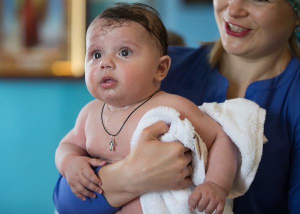 Крестик для крещения ребенка. Какой купить, цена, можно ли отдать свой, что делать, если потерял