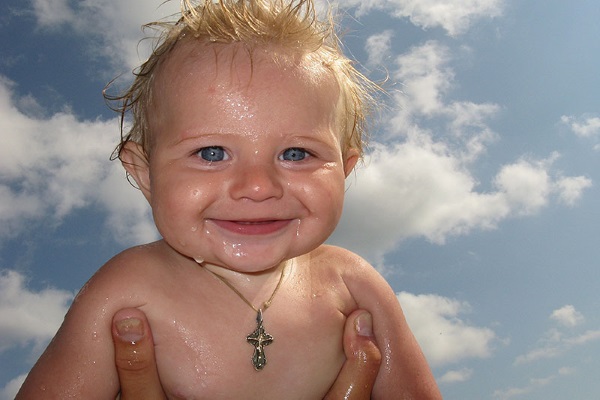 Крестик для крещения ребенка. Какой купить, цена, можно ли отдать свой, что делать, если потерял