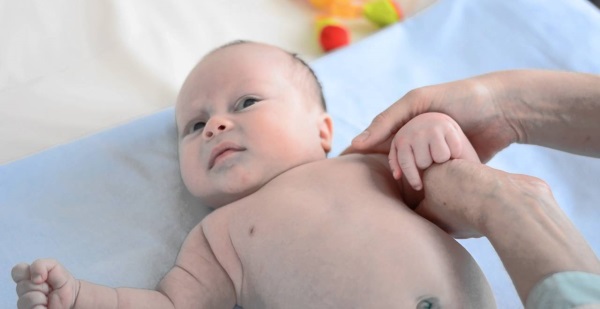 Кривошея у новорожденных. Причины, признаки, фото и лечение