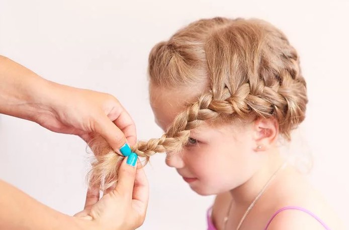 Круговое плетение косы для девочки пошагово