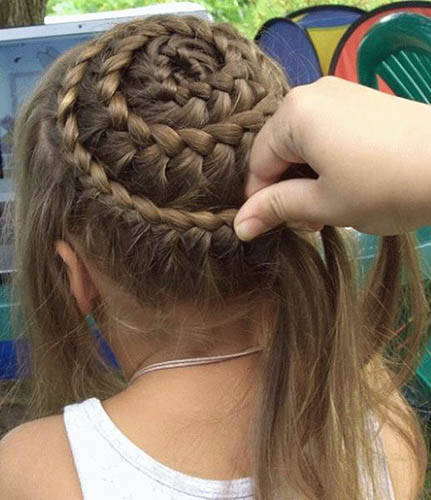 Круговое плетение косы для девочки пошагово
