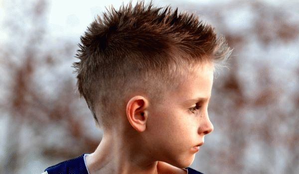 Модные прически для мальчика 10-14 лет. Фото с длинной челкой