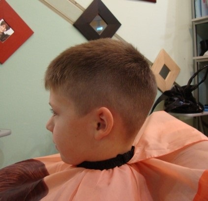 Модные стрижки для мальчиков 2023. Фото и названия причесок с выбритой полоской, полубокс, теннис, шапочка, андеркат, ирокез, шегги