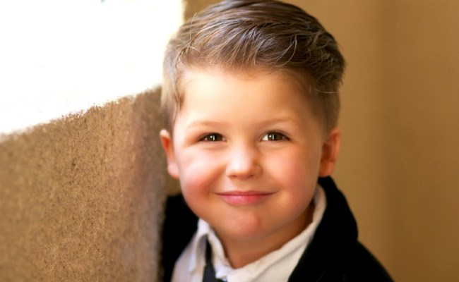 Модные стрижки для мальчиков 2023. Фото и названия причесок с выбритой полоской, полубокс, теннис, шапочка, андеркат, ирокез, шегги