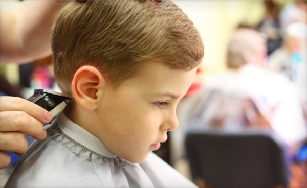 Модные стрижки для мальчиков 2023. Фото и названия причесок с выбритой полоской, полубокс, теннис, шапочка, андеркат, ирокез, шегги