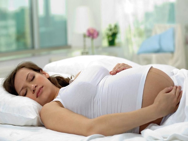 Наращивание ресниц при беременности. Можно ли на ранних, поздних сроках, как лежать, отзывы, советы