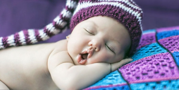 Почему ребенок не может уснуть и плачет, когда хочет спать: ночью, вечером, днем, без укачивания