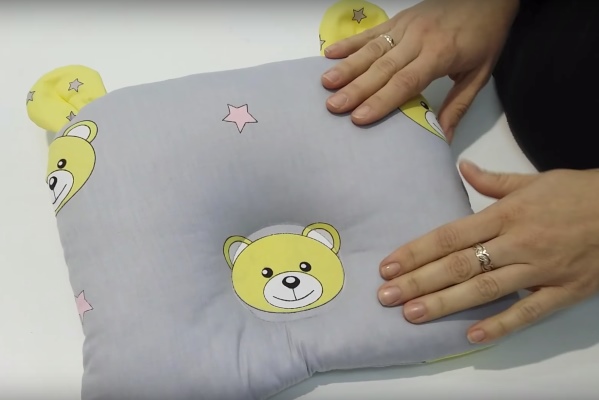 Подушка для новорожденных: ортопедическая, бабочка, подушки бортики в кроватку, фрейка, анатомическая, наклонная. Фото и цены. Как сшить своими руками, выкройка