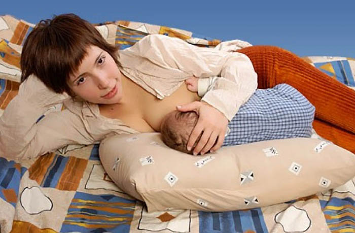 Позы для кормления новорожденного грудного ребенка лежа, сидя