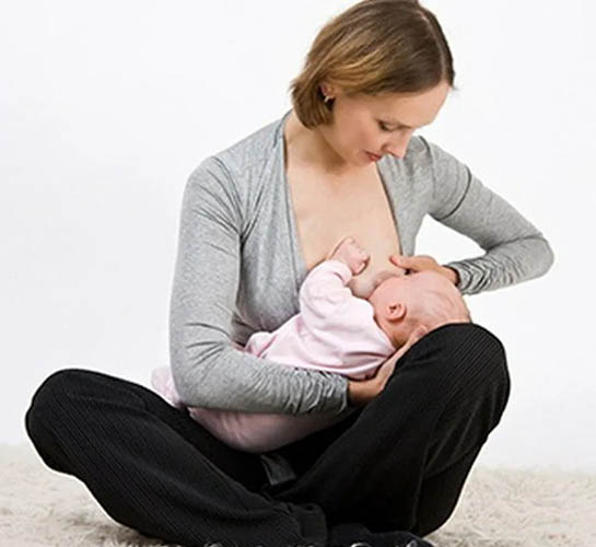 Позы для кормления новорожденного грудного ребенка лежа, сидя